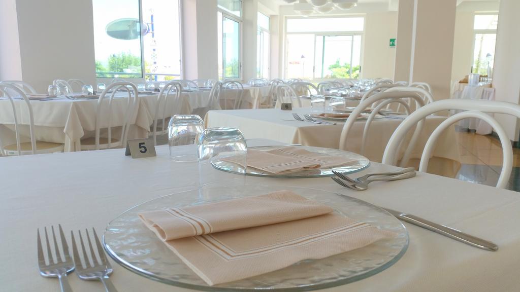 Hotel Delfino Milano Marittima Extérieur photo