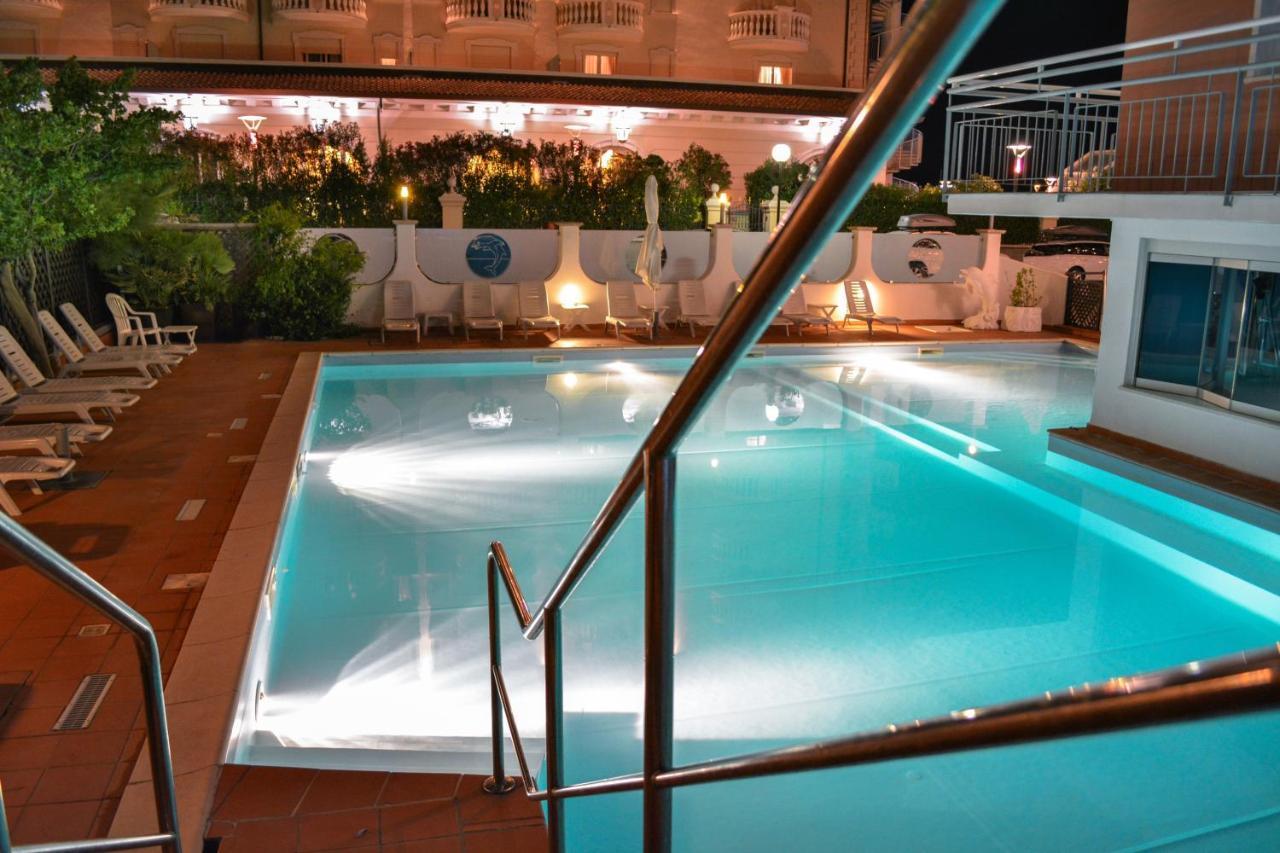 Hotel Delfino Milano Marittima Extérieur photo